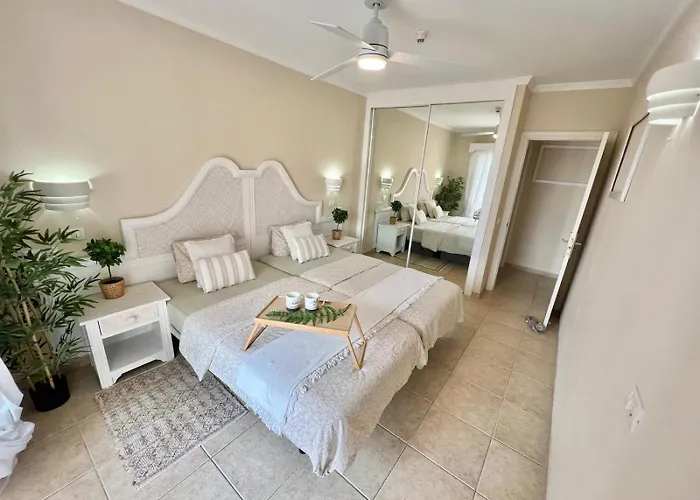 Sunny Terrace & Pool شقة *