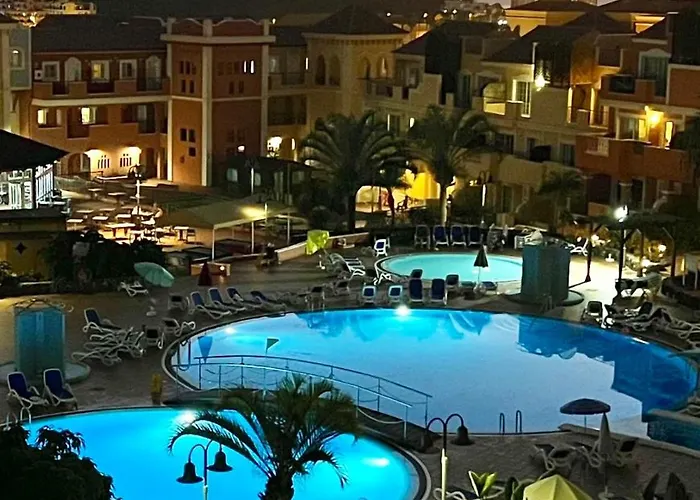 Sunny Terrace & Pool شقة